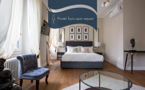 una camera d'albergo con letto e tavolo in vetro di Daplace - Corso Monforte Suites a Milano