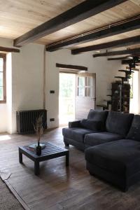 - un salon avec un canapé et une table basse dans l'établissement VESTIGES, ancien corps de ferme rénové selon l'esprit wabi-sabi, à Saint-Antonin