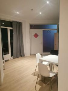 ein Wohnzimmer mit einem weißen Tisch und Stühlen in der Unterkunft Apartment in Natrup-Hagen in Natrup Hagen