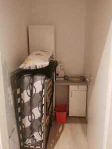Kleines Zimmer mit einem Etagenbett und einem Schreibtisch. in der Unterkunft Apartment in Natrup-Hagen 