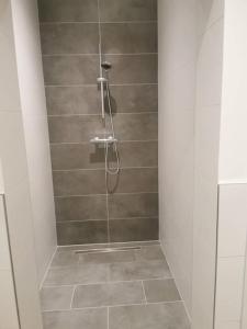 eine Dusche mit Glastür im Bad in der Unterkunft Apartment in Natrup-Hagen 