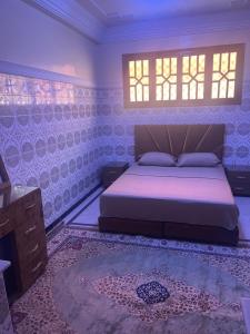 una camera con letto e finestra di GoodLife House a Marrakech