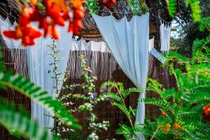 Um jardim em Hôtel & Restaurant Les Mouettes