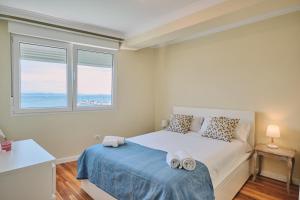1 dormitorio con 1 cama con 2 toallas en Mar de Coroso by Serendipia Turismo, en Ribeira