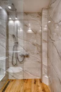 W łazience znajduje się prysznic ze szklanymi drzwiami. w obiekcie Isioni Pension w Nauplionie
