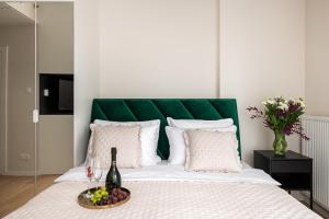Een bed of bedden in een kamer bij Luxury Design Apartments - Warsaw Tower Bliska Wola