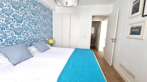 Postel nebo postele na pokoji v ubytování Flower Beach suite Pool + 26 fotografií