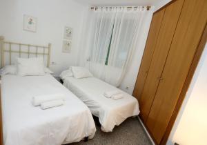 Posteľ alebo postele v izbe v ubytovaní Apartamento dos habitaciones primera línea de playa