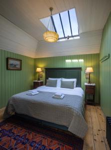 sypialnia z dużym łóżkiem i zielonymi ścianami w obiekcie Merrion Mews w Dublinie