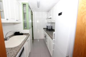 Kuchyňa alebo kuchynka v ubytovaní Apartamento dos habitaciones primera línea de playa