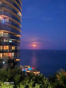 Villa Angelina في بوسولاي: منظر المحيط من مبنى في الليل