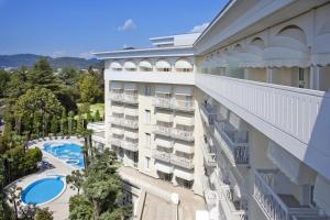 Bazén v ubytování Hotel Due Torri nebo v jeho okolí