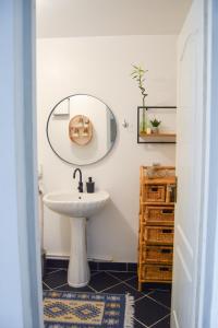 La salle de bains est pourvue d'un lavabo et d'un miroir. dans l'établissement Casa Humulesti, fii vecinul lui Ion Creanga, à Tîrgu Neamţ