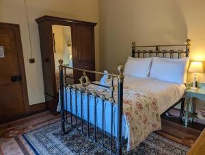Postel nebo postele na pokoji v ubytování Tullymurry House
