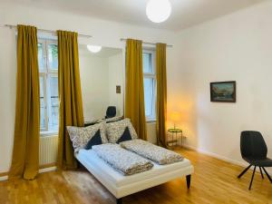 um quarto com uma cama com cortinas amarelas em Direct city center-privat rooms-5 Minutes Mariahilferstraße em Viena
