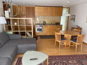 un soggiorno con un divano e un tavolo di Haus Elke a Hard