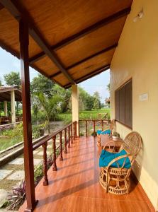 un porche de una casa con mesa y sillas en Bardia Eco Friendly Homestay en Bhurkīā