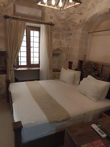 a bedroom with a large bed in a room at CARRA KONAĞI in Mardin