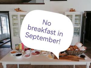 una mesa blanca con un cartel que no lee desayuno en septiembre en Aagaarden, en Billund