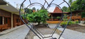 婆羅浮屠的住宿－Anugrah Borobudur 1 & 2，建筑物前的金属门
