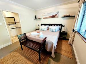 - une chambre avec un lit, une chaise et une fenêtre dans l'établissement Villa T3 - Selborne Golf Estate, à Pennington