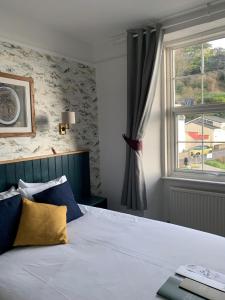 Un pat sau paturi într-o cameră la Anchor Inn by Greene King Inns