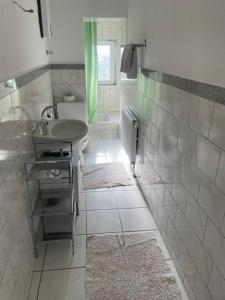 uma casa de banho com um lavatório, um WC e um chuveiro em 2Schlafzimmer, Wohnküche&Balkon em Oberhausen