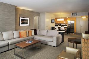 - un salon avec un canapé et une salle à manger dans l'établissement Hilton Grand Vacations Club Elara Center Strip Las Vegas, à Las Vegas