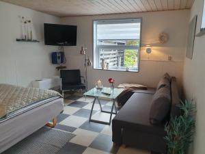 een woonkamer met een bank en een tafel bij Anneks Bågøvej in Skagen