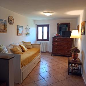 1 dormitorio con 1 cama y vestidor en La casetta di campagna Alloggio nel Chianti, en Pomino