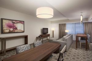 TV a/nebo společenská místnost v ubytování Embassy Suites by Hilton Washington D.C. Georgetown