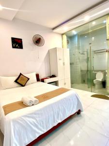een slaapkamer met een groot bed en een douche bij Bui Family Homestay in Hội An
