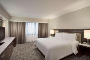Postel nebo postele na pokoji v ubytování Embassy Suites by Hilton Washington D.C. Georgetown