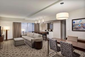 Posezení v ubytování Embassy Suites by Hilton Washington D.C. Georgetown
