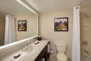 Koupelna v ubytování Embassy Suites by Hilton Washington D.C. Georgetown