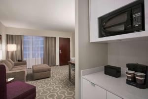 TV a/nebo společenská místnost v ubytování Embassy Suites by Hilton Washington D.C. Georgetown