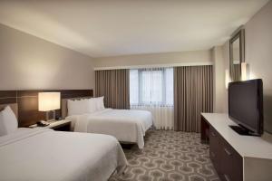 Postel nebo postele na pokoji v ubytování Embassy Suites by Hilton Washington D.C. Georgetown