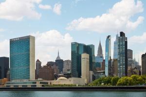 een uitzicht op de skyline van de stad met wolkenkrabbers bij Millennium Hilton New York One UN Plaza in New York