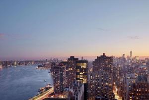 uma vista aérea de uma grande cidade com um rio em Millennium Hilton New York One UN Plaza em Nova Iorque