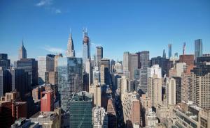 ニューヨークにあるミレニアム ヒルトン ニューヨーク ワン UN プラザの高層建築物のある大都市の空中風景