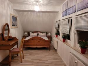 een slaapkamer met een bed, een tafel en een stoel bij Casa-Mandelartz in Rees