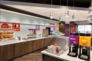 Příslušenství pro přípravu čaje a kávy v ubytování Tru By Hilton Las Vegas Airport NV