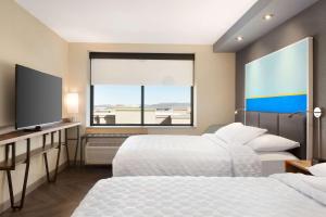 Postel nebo postele na pokoji v ubytování Tru By Hilton Las Vegas Airport NV