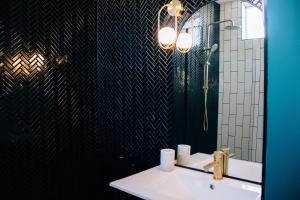 a bathroom with a sink and a mirror at Rooms of Renown - The Enterprise Suite in Leeton