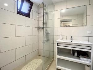 y baño con ducha, lavabo y espejo. en Stone House ''Vista'' By Atlantic Holiday, en São Vicente