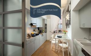 A kitchen or kitchenette at Daplace - Renzo Apartment