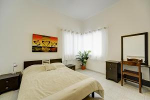 En eller flere senge i et værelse på Tel Aviving Exclusive Apartments