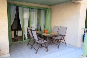 Patio alebo iná vonkajšia časť ubytovania Apartamento dos habitaciones primera línea de playa