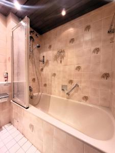 y baño con bañera y ducha. en Winterberg Appartement 21077, en Winterberg