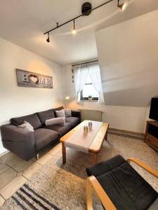 - un salon avec un canapé et une table dans l'établissement Winterberg Appartement 21103, à Winterberg